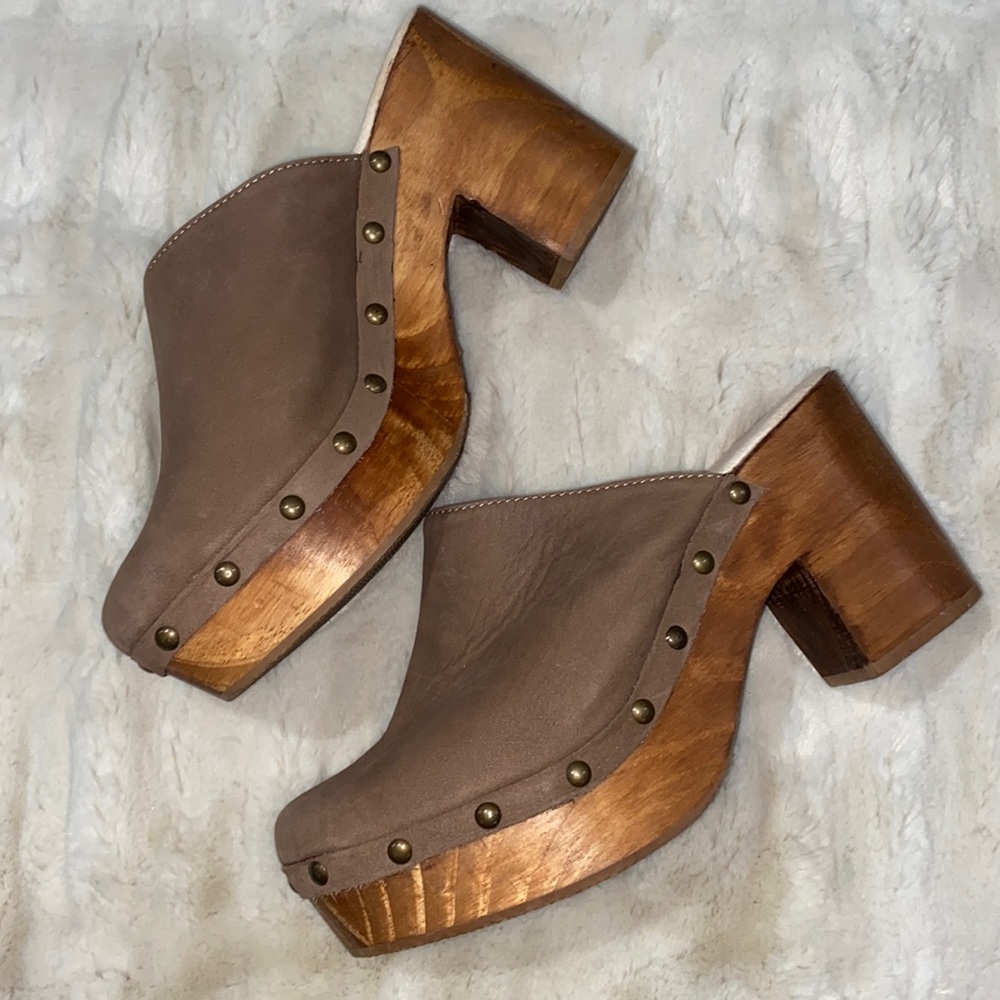 adorable clogs! Wooden heel and platform! Size 9! Good condition.